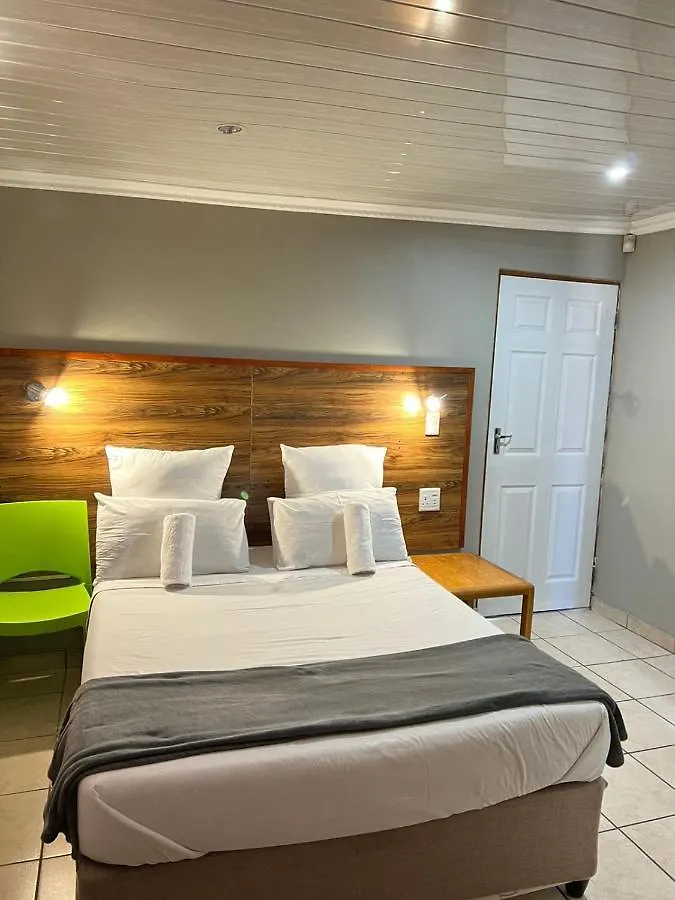 Hirondelle @ 45 Old Paarl Guest House Bellville Country house