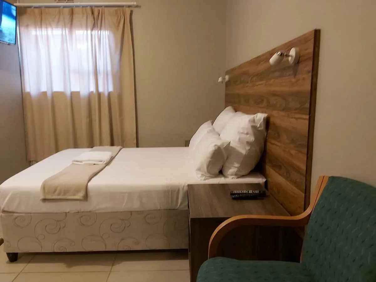 Hirondelle @ 45 Old Paarl Guest House Bellville Country house